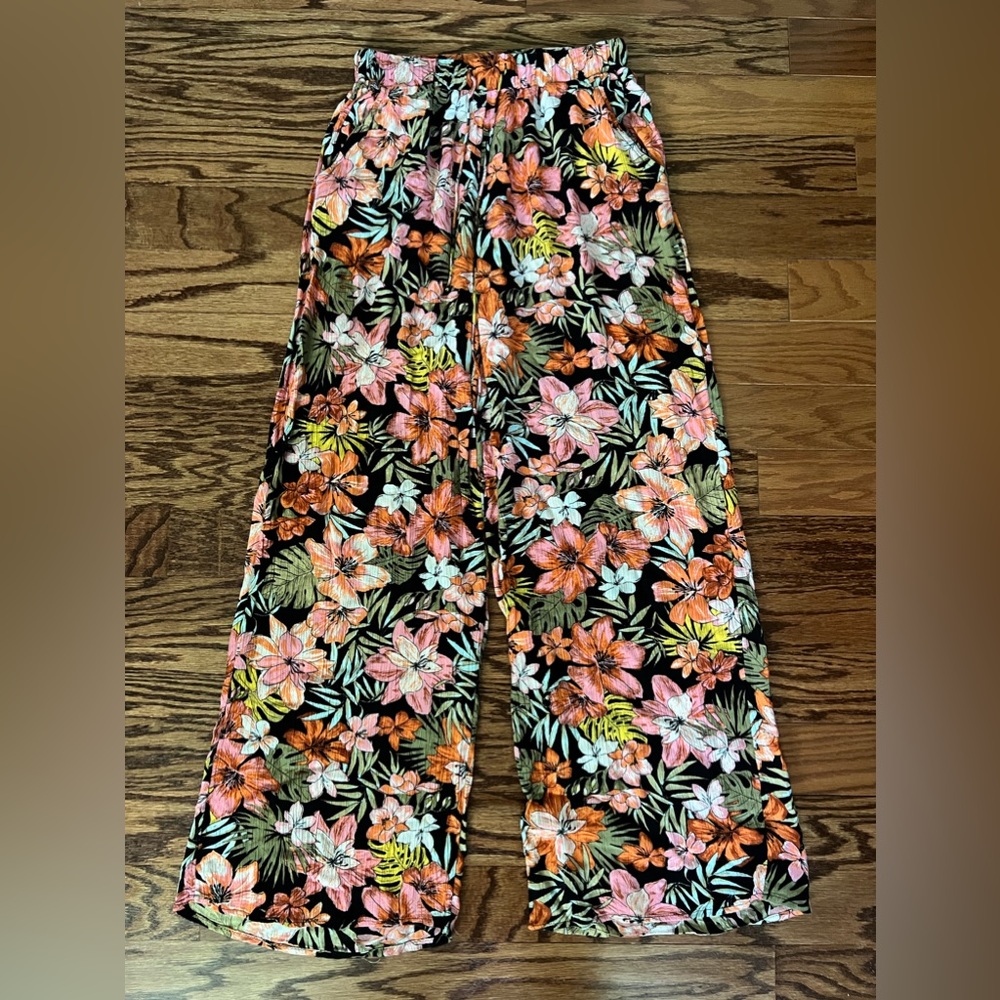 Billabong. Heart Beats Black Tropical Print Wide-Leg Pants. Size:Small - Picture 4 of 6